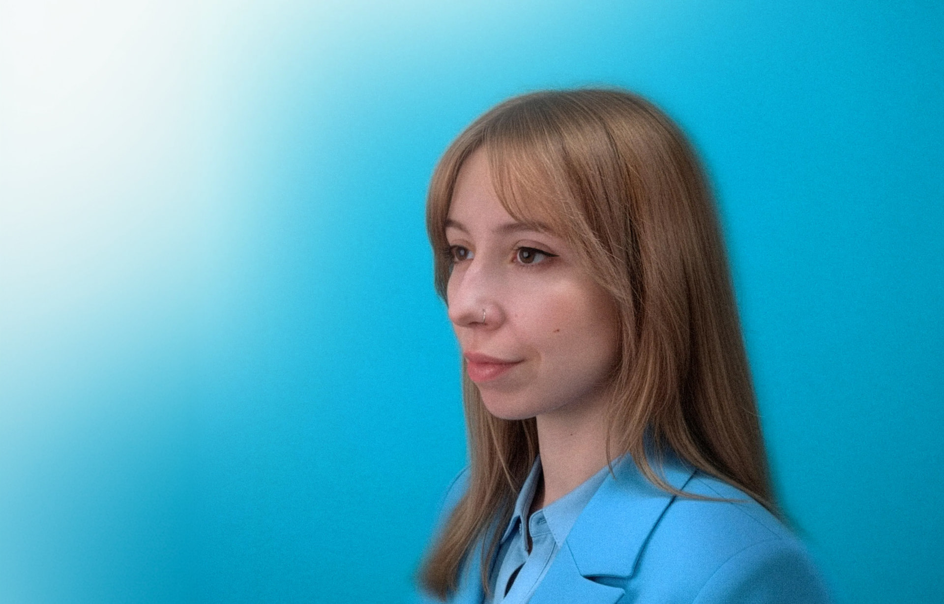 Retrato de Sara Navarro sobre fondo azul de estudio